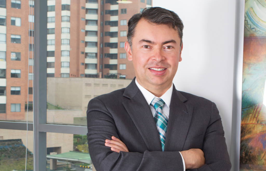 Alumni recibe premio a Mejor Profesional del Año