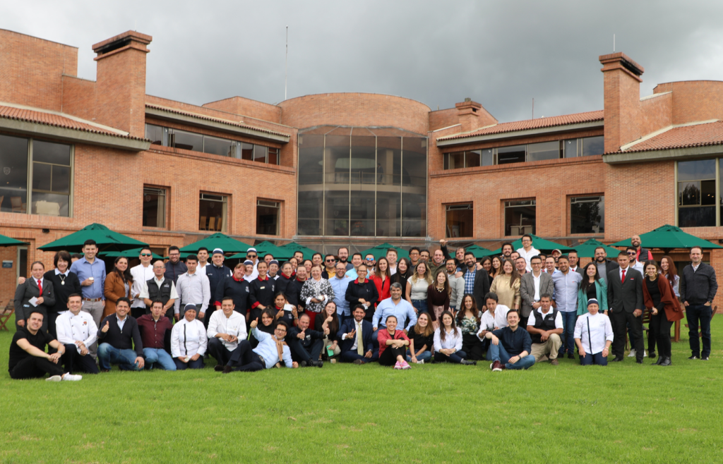 Cohorte Executive MBA 2022-24 hace homenaje al equipo INALDE